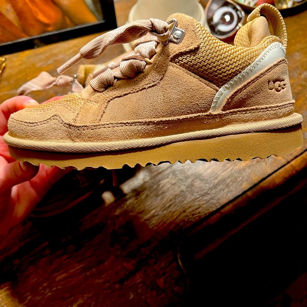 NWOT. Never worn kids Sz 2 ugg tennis shoe
